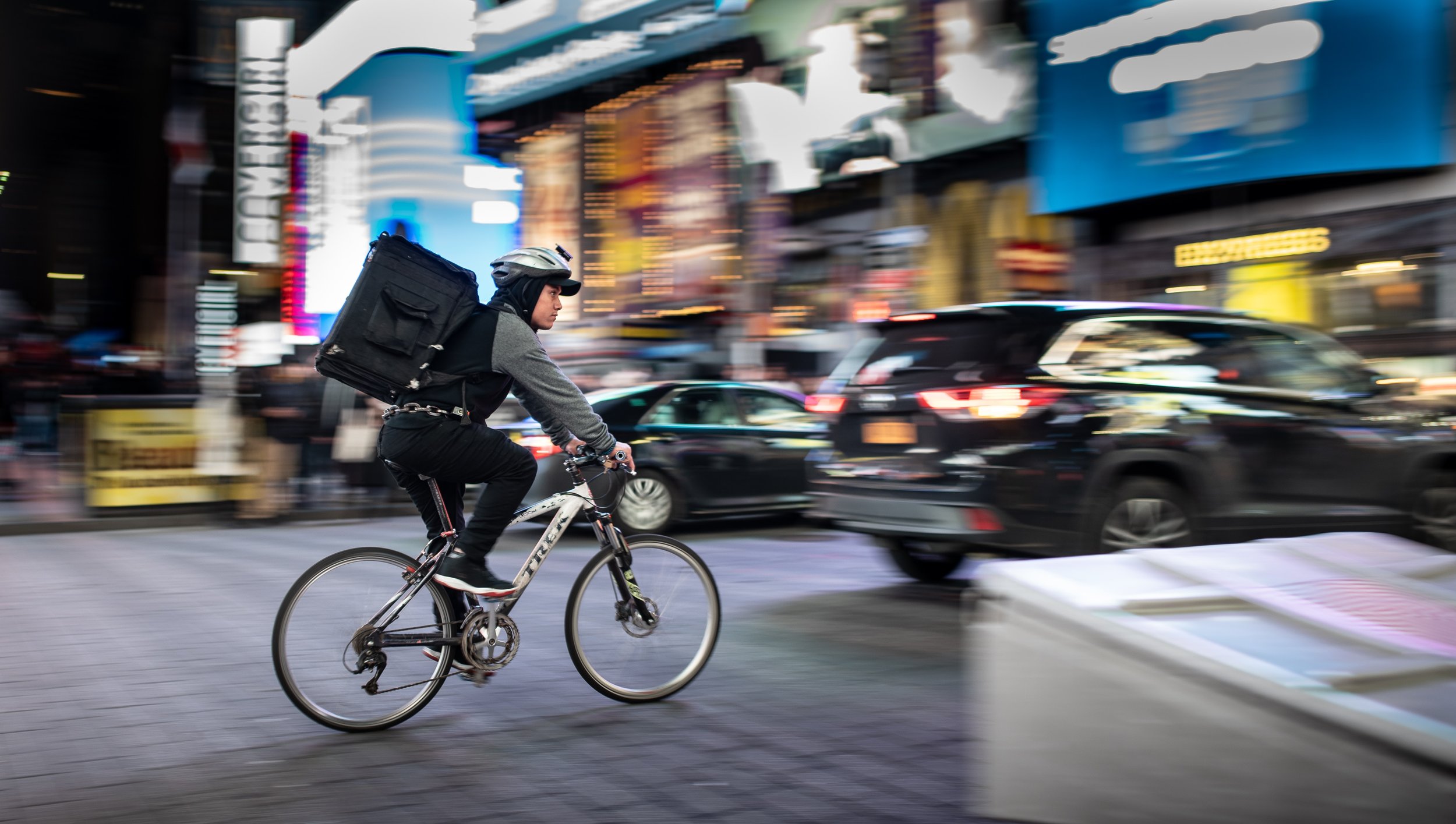 Deliverista en bicicleta trabajando entre el tráfico de Nueva York